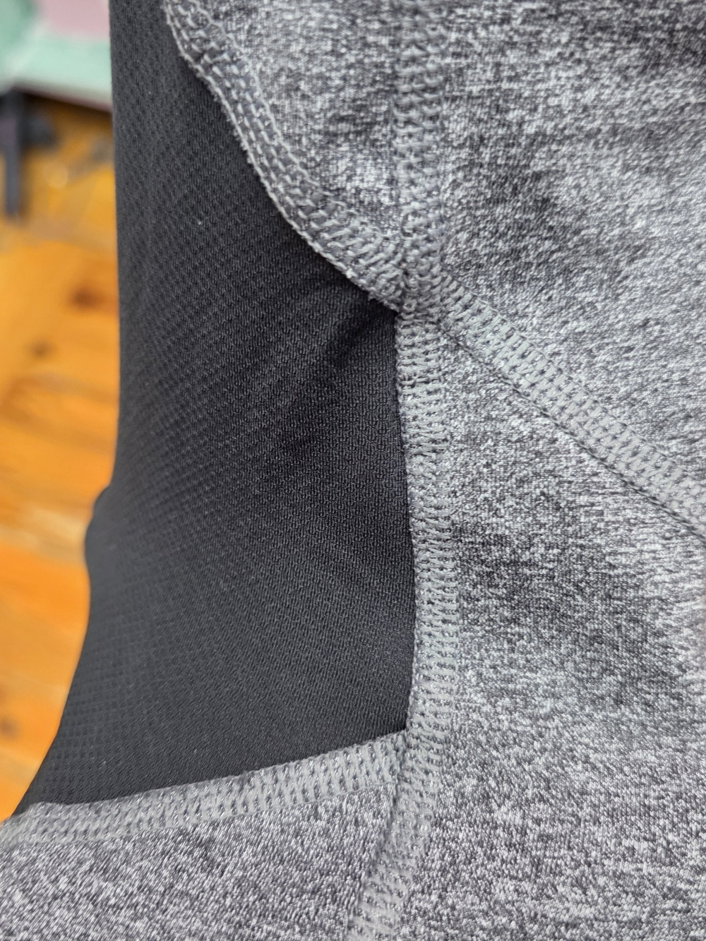 lululemon athletica Heather Gray Capri Leggings with Black Mesh Insets Sz 2 - Picture 6 of 10